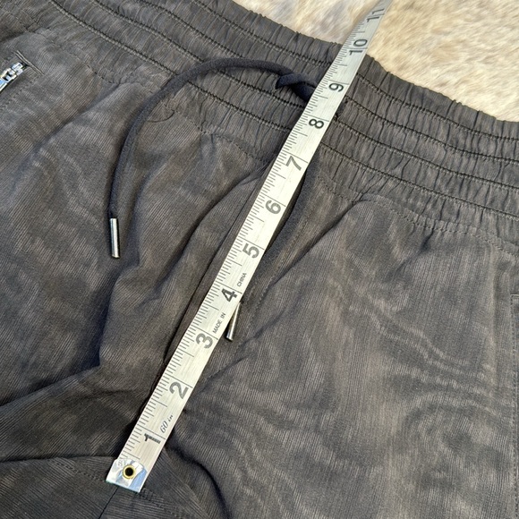 Athleta | Camden Printed Short, Size 6 - Picture 10 of 15